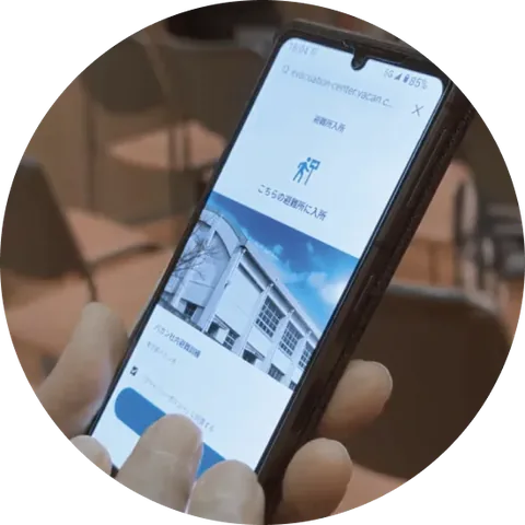 スマートフォンで避難所の入所受付をする様子