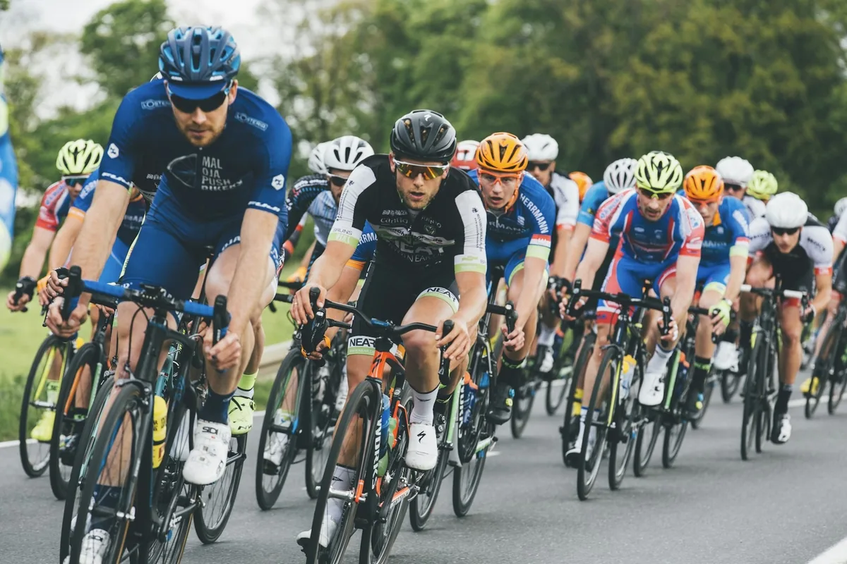 集団で走る自転車ロードレースの選手たち（イメージ）