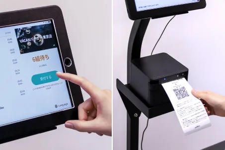 整理券を発行する受付のタブレットとプリンター