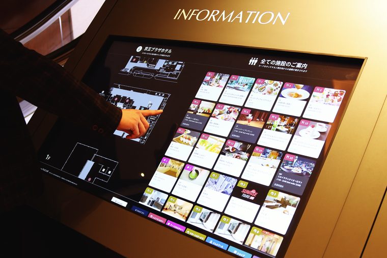 ホテルロビーの館内案内サイネージ（京王プラザホテル）