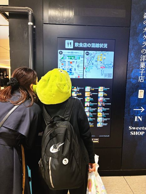 案内サイネージを見る来訪者（グランスタ東京）