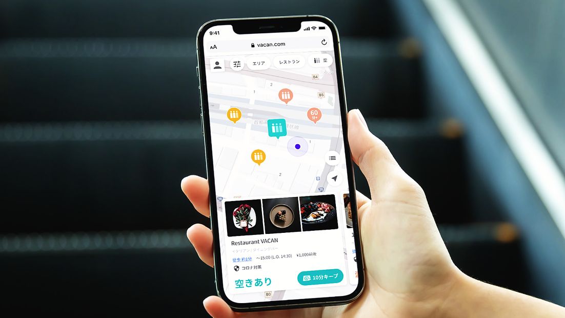 スマートフォンで周辺の混雑状況と空席を見ている様子（VACAN Maps）