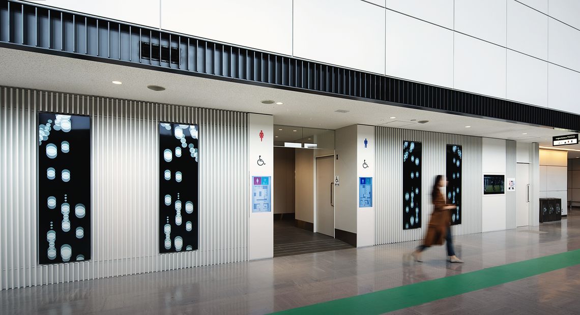 空港の化粧室へ続く通路の案内サイネージ（成田空港）
