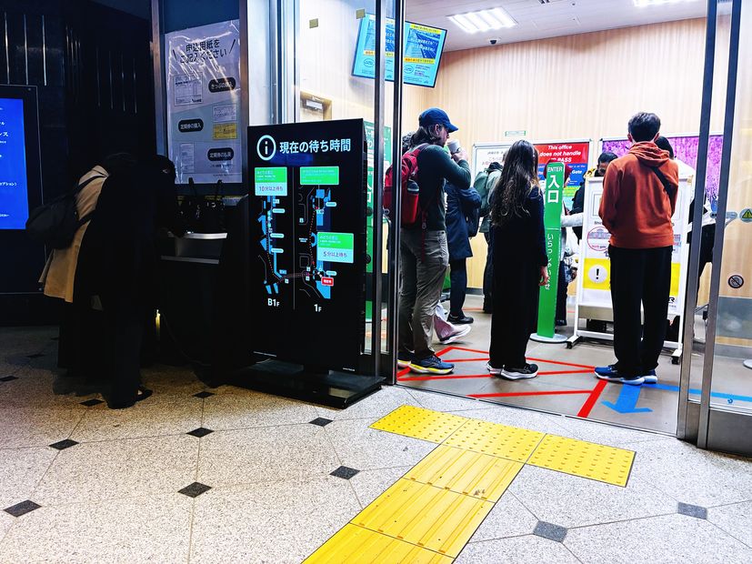 みどりの窓口の待ち時間を表示するサイネージと待機列（JR東京駅）