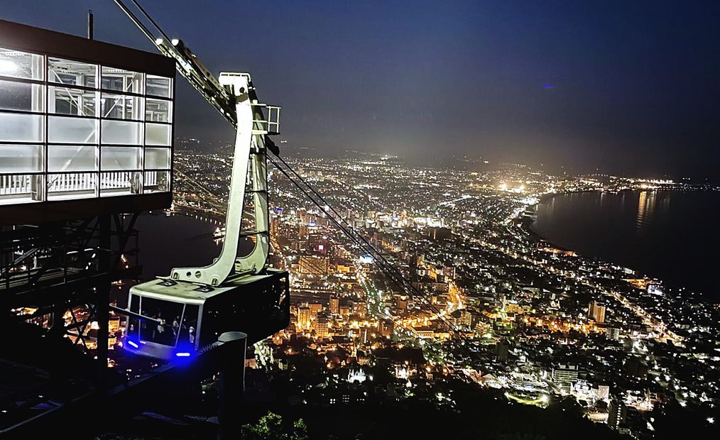 山頂から望むロープウェイと市街の夜景（函館山）