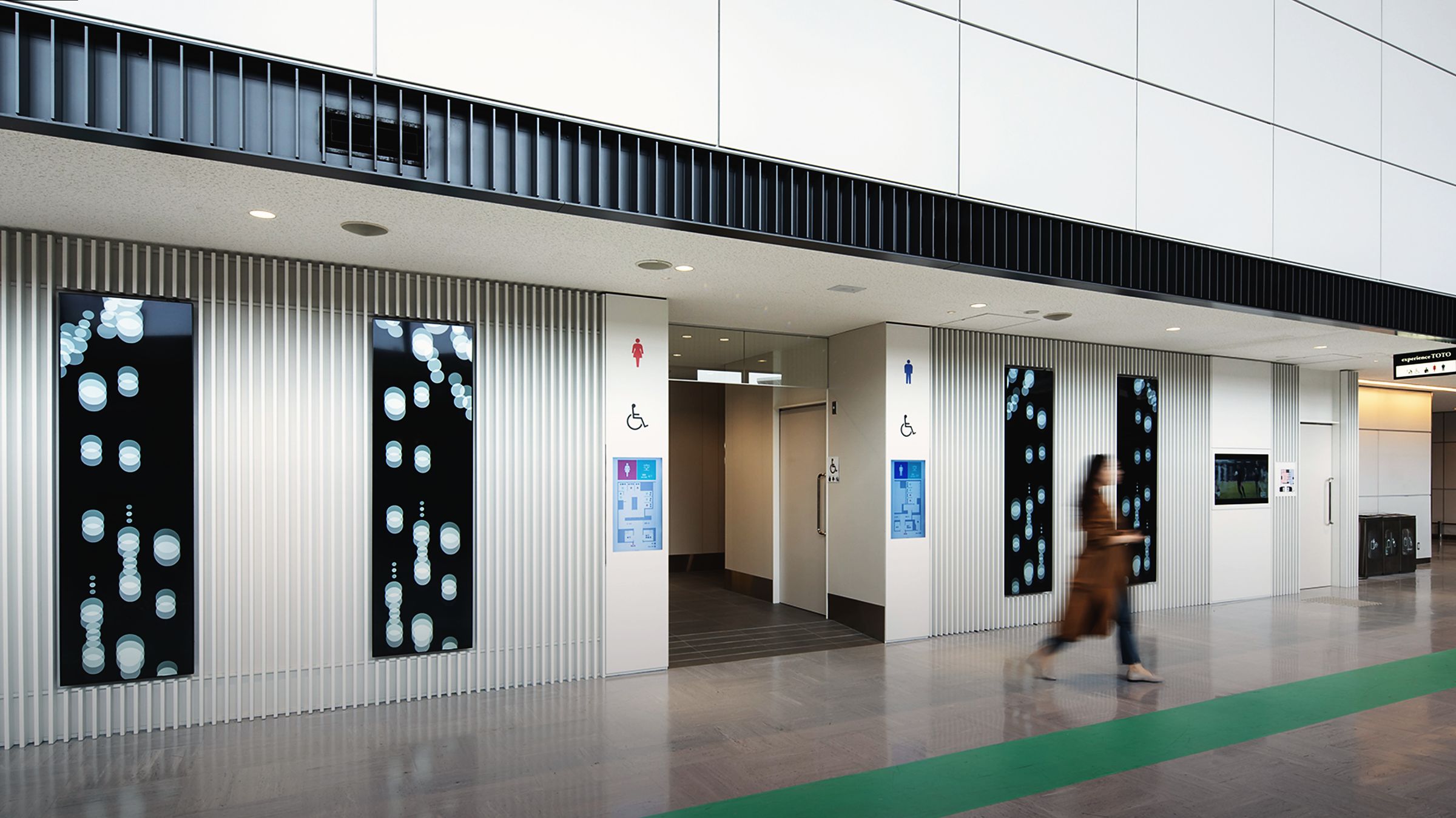 空港の化粧室へ続く通路の満空表示サイネージ（成田空港）