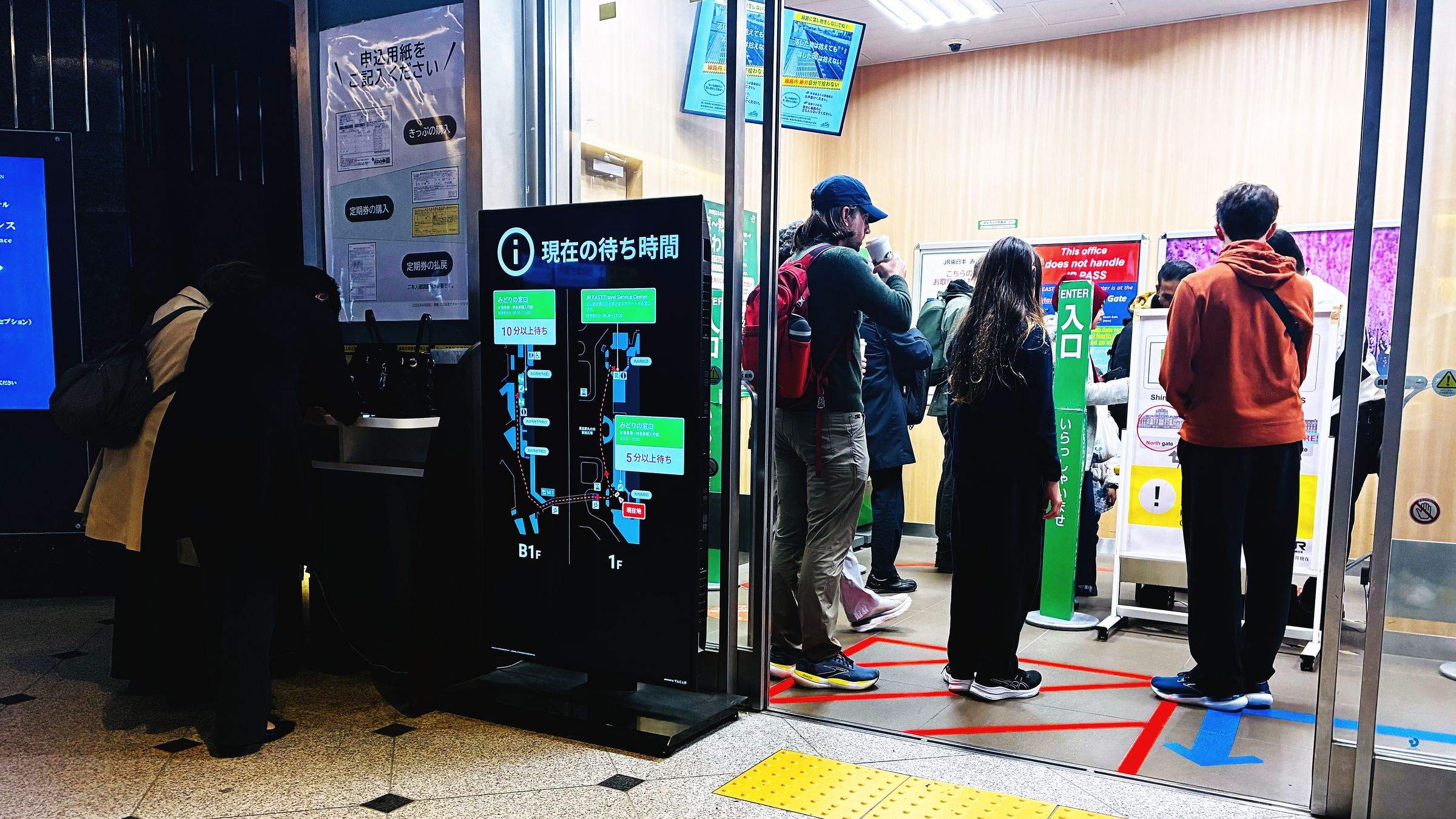 みどりの窓口の待ち時間を表示するサイネージと待機列（JR東京駅）