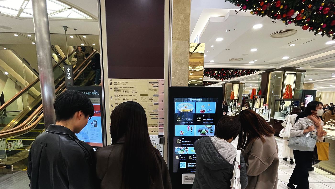 百貨店の各階喫茶の空席状況を表示するサイネージ（横浜高島屋）