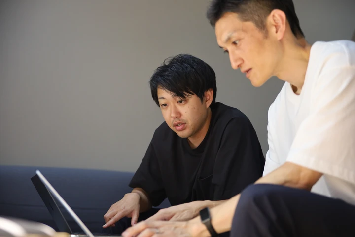 ノートPCの画面を一緒に見ながら、2人のメンバーが操作を確かめる