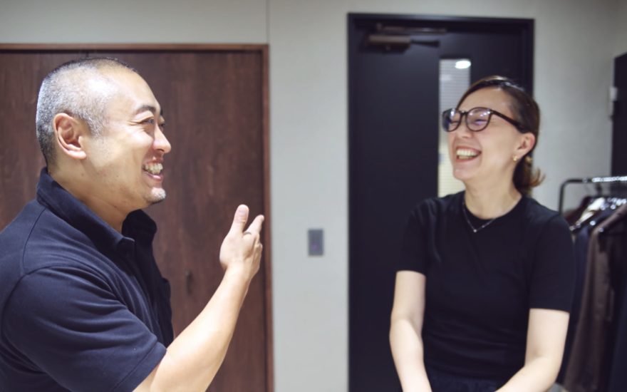 立ち話で笑い合う2人のメンバー