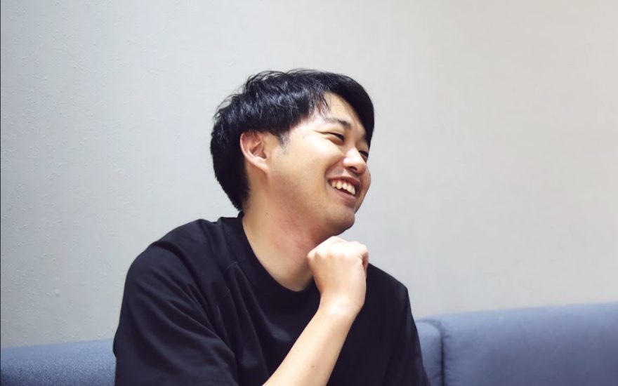 ソファで話すメンバー