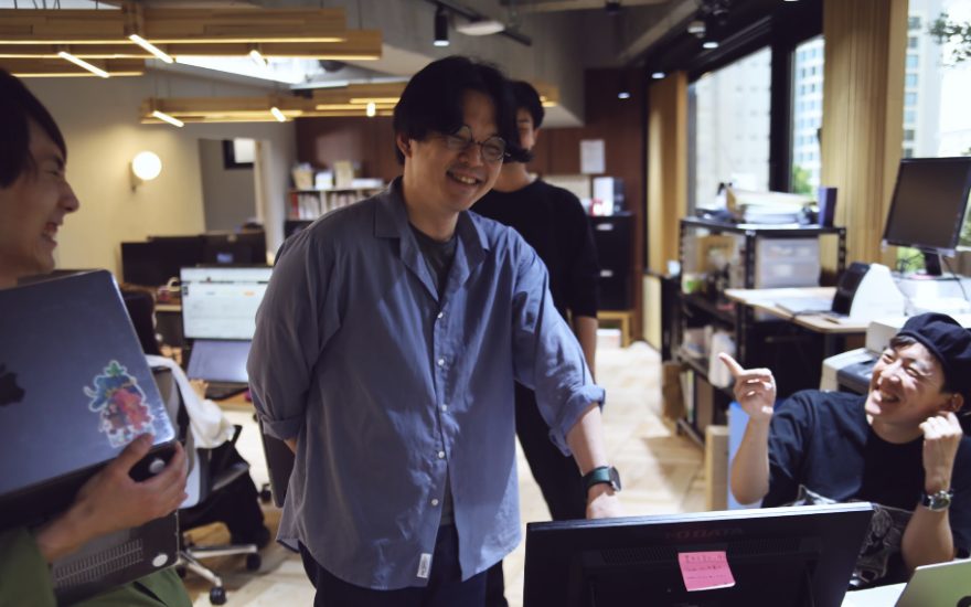 執務フロアで立ち話をするメンバー