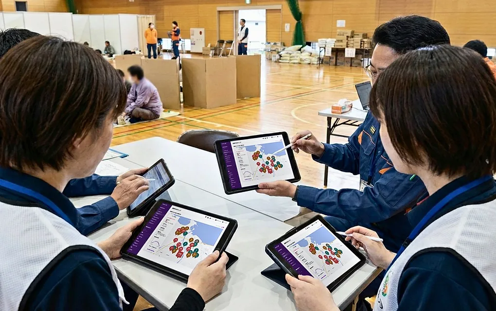 職員がタブレットで、各避難所の混雑状況を確かめる様子