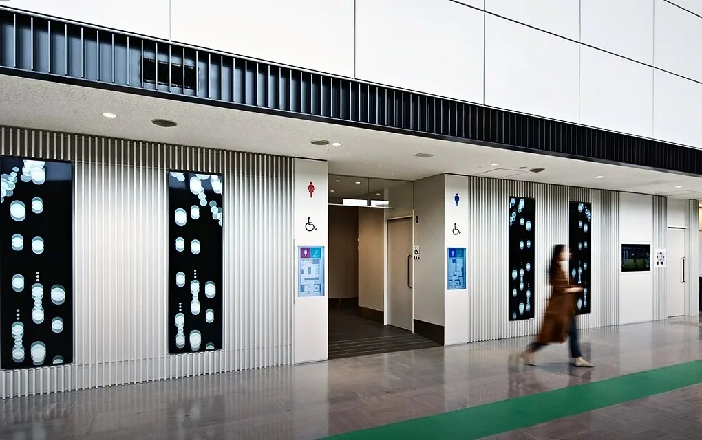 化粧室へ続く通路の満空表示サイネージ（成田空港）