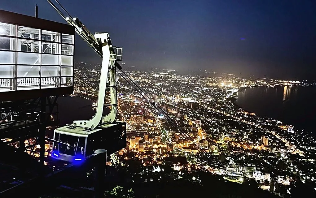 山頂から望むロープウェイと市街の夜景（函館山）