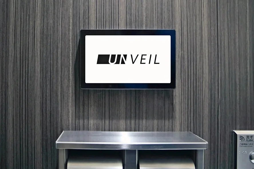 トイレ個室のディスプレイ（UNVEIL）