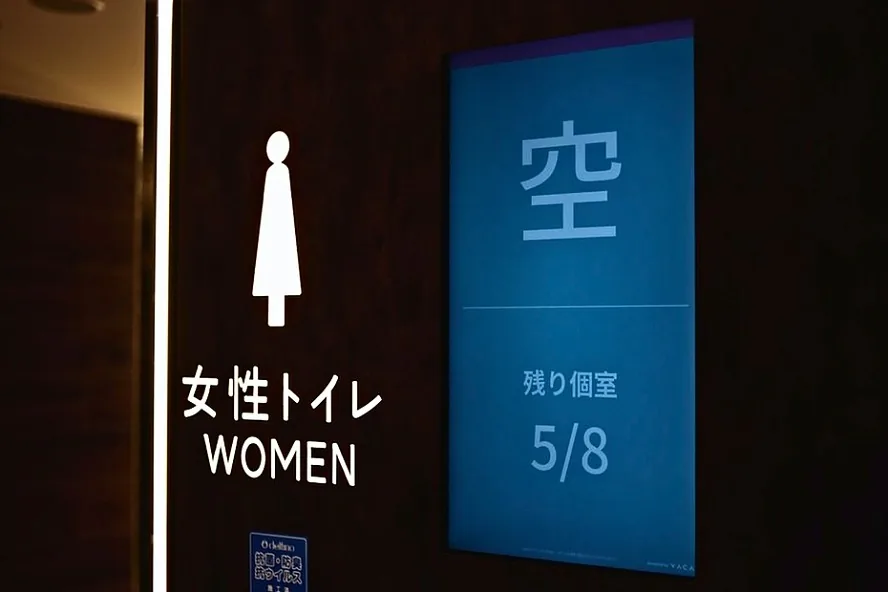 化粧室の空き状況と残り個室数を表示するサイネージ（東京駅）