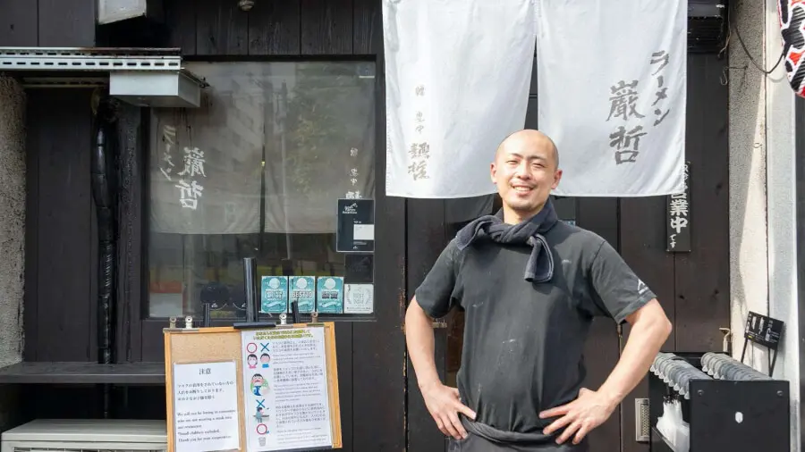 ラーメン巌哲の外観と店主平松さん
